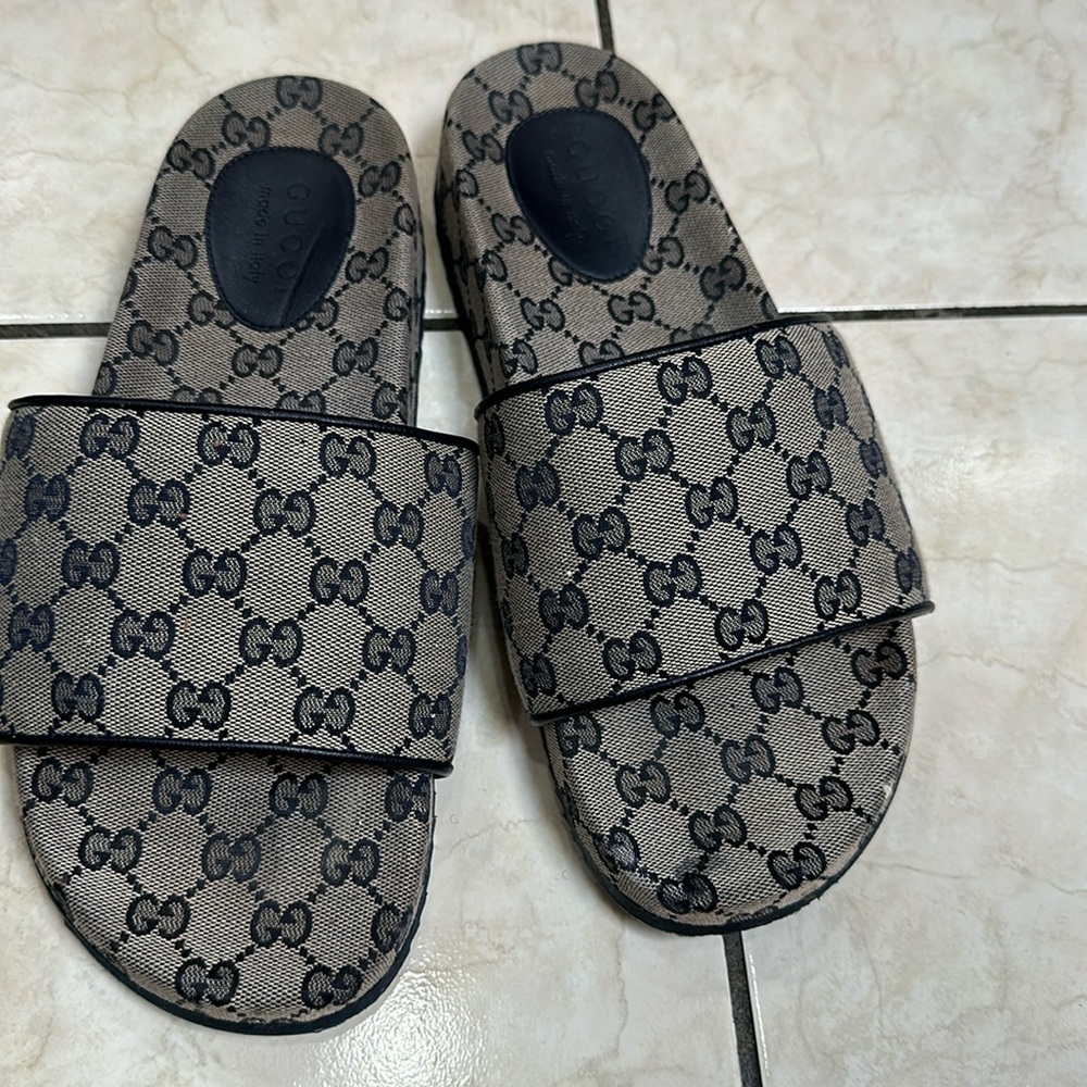 Gucci sandals used in good condition